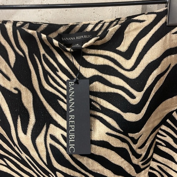 Banana Republic black and gold zebra print slit mini skirt. Size 18 Never worn - Picture 4 of 8